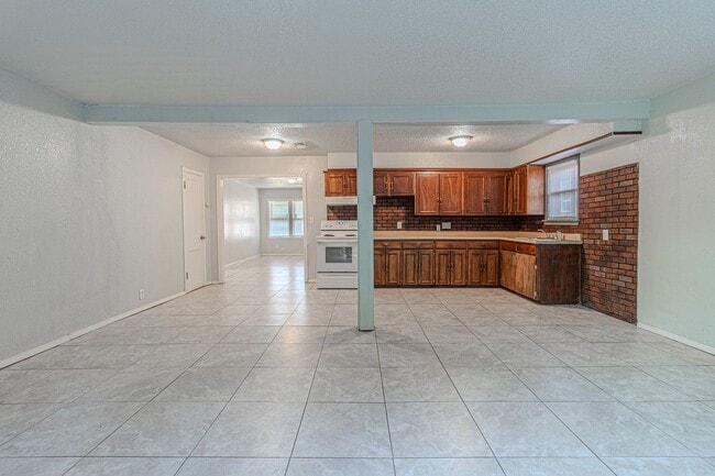 Building Photo - 3 Bed 2 Bath in OKC!