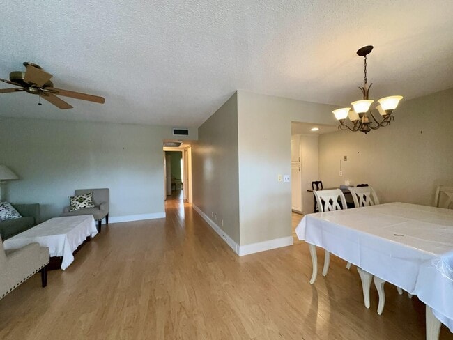 Building Photo - 213 Somerset K