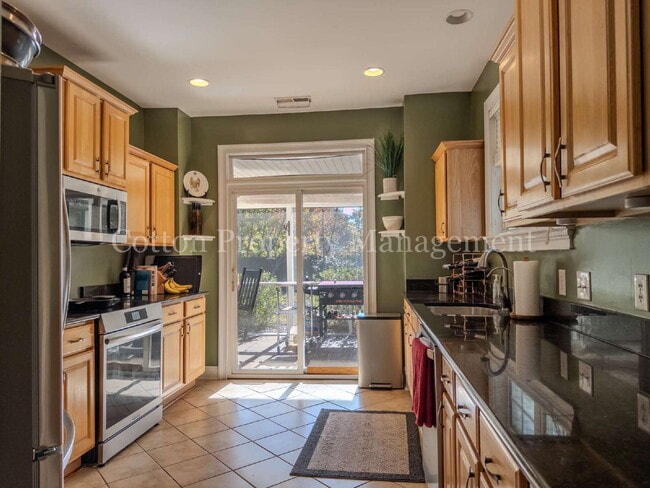 Building Photo - 102 Blossom Cir