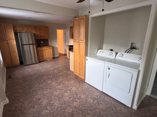 Building Photo - 85 Lawn Park Ave