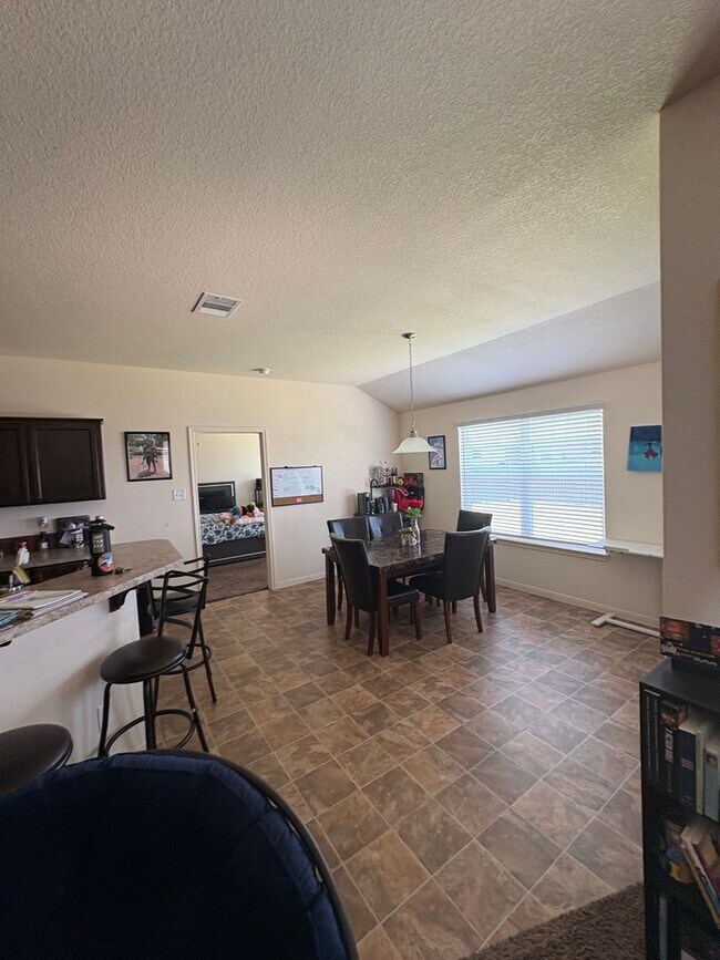 Building Photo - Beautiful 5 bedroom