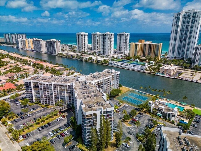 Building Photo - 1000 Parkview Dr