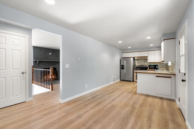 Building Photo - 3 Bed 2 Bath Fully Fenced Split Level Lake...