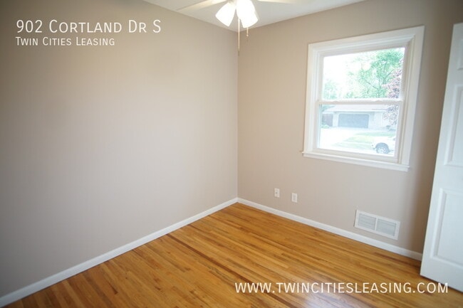 Building Photo - 902 Cortland Dr S