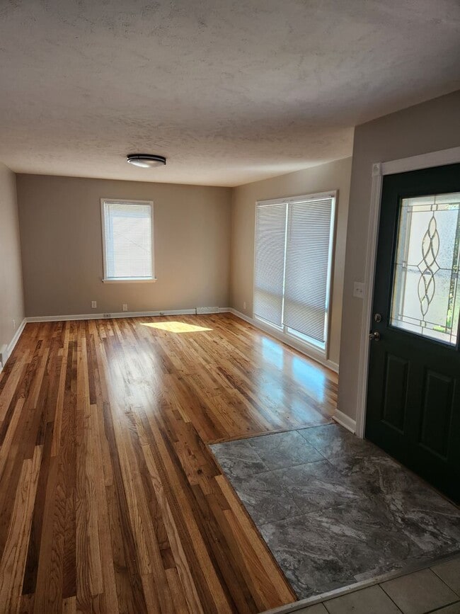 Building Photo - 3/2/1 Newly remodeled Plattsmouth house!