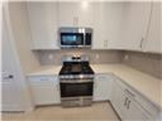 Building Photo - Beautiful 4 bedroom House