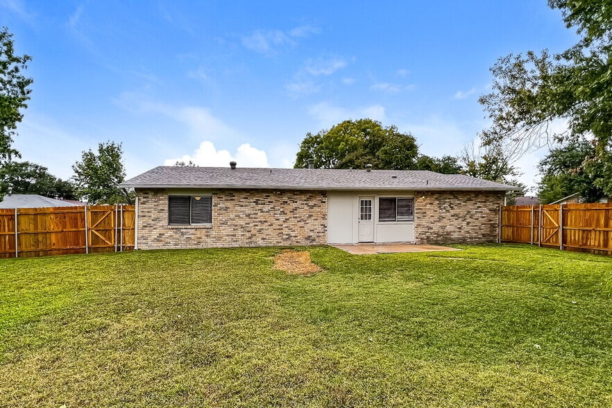 Building Photo - 8902 Miami Dr