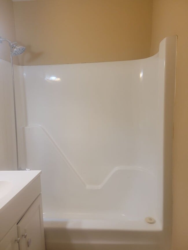 Building Photo - 4 bedroom, 1.5 bathrooms townhouse