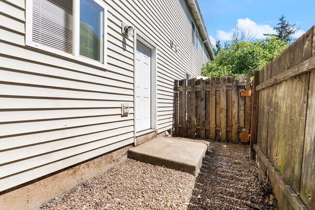Building Photo - Spacious 2-Bedroom Townhome in SE Portland