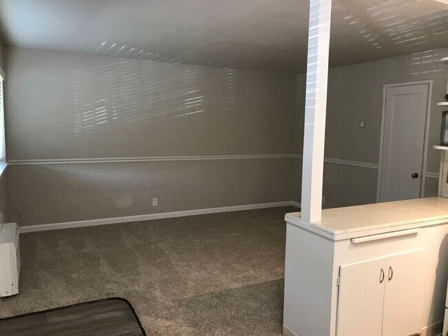 Building Photo - Charming Upstairs 2 Bedroom~ Very Charming...