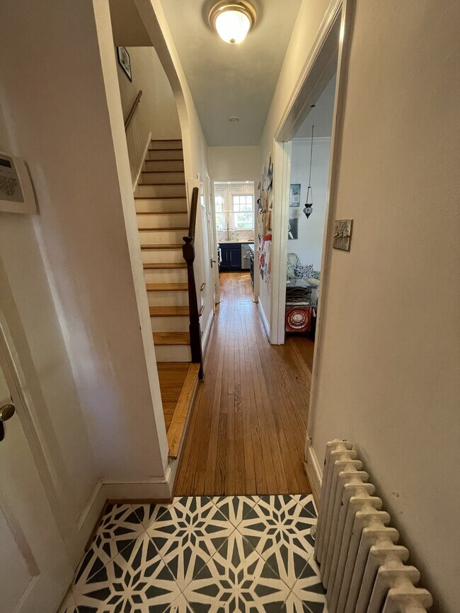 Building Photo - 1833 Burke St SE