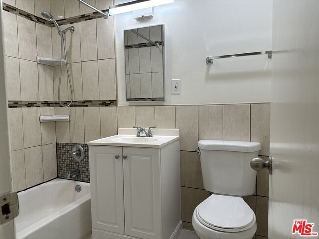 Building Photo - 2400 Vanderbilt Ln