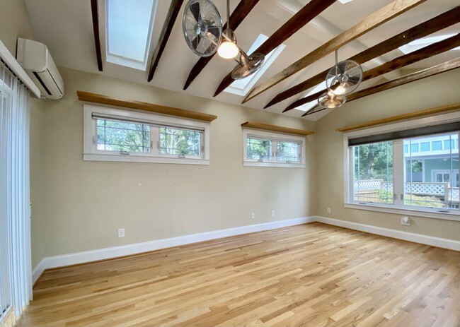 Building Photo - 305 Mallard Ave