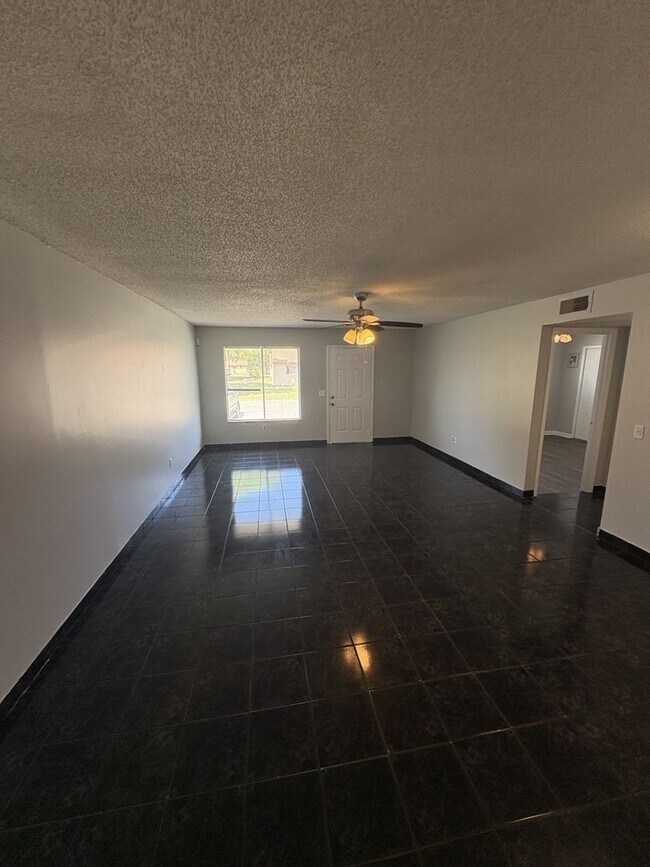 Building Photo - 539 E Rosewood Ln