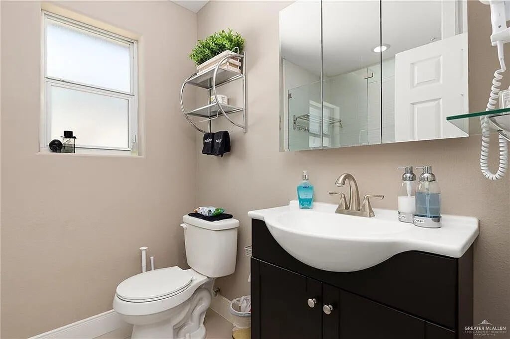 Guest bathroom - 2917 Wanda Ave