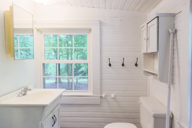 Building Photo - Charming Country home off the beaten path.