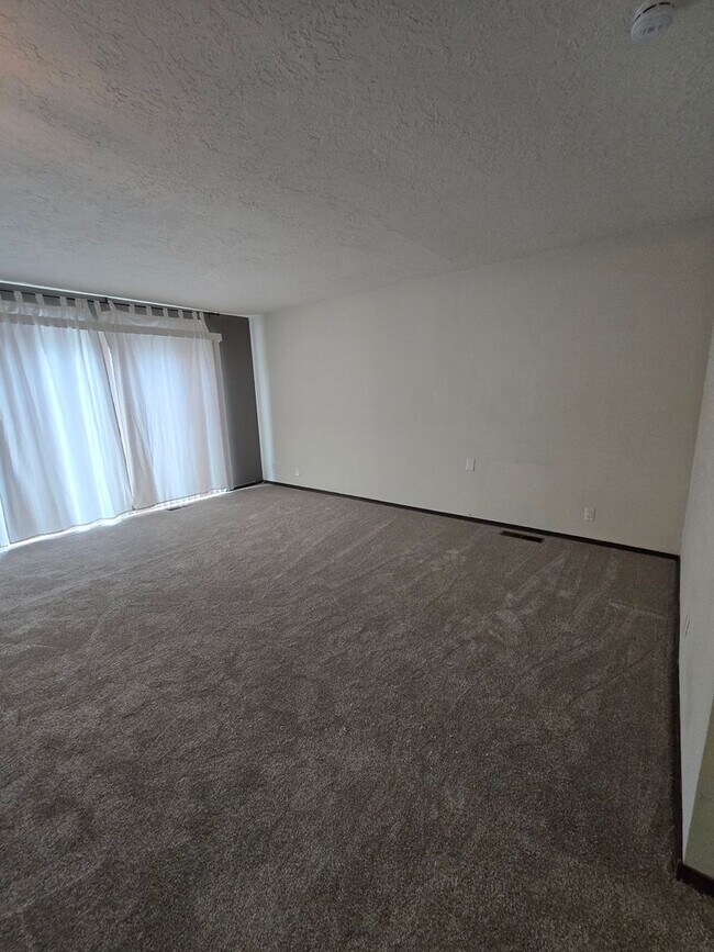 Building Photo - 2 bedroom, 2 bath in NE