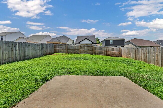 Building Photo - Beautiful 3-bed, 2.5-bath home with a bright, open floor plan.