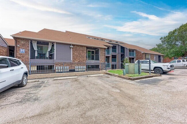 Building Photo - 1840 Burton Dr