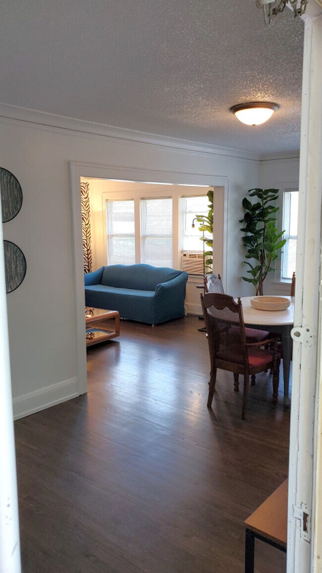 Building Photo - 1916 N Oliver Ave