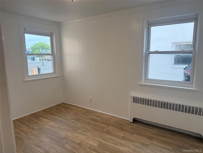 Building Photo - 646 E Park Ave