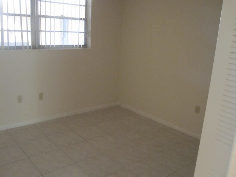 Building Photo - 6904 N Kendall Dr