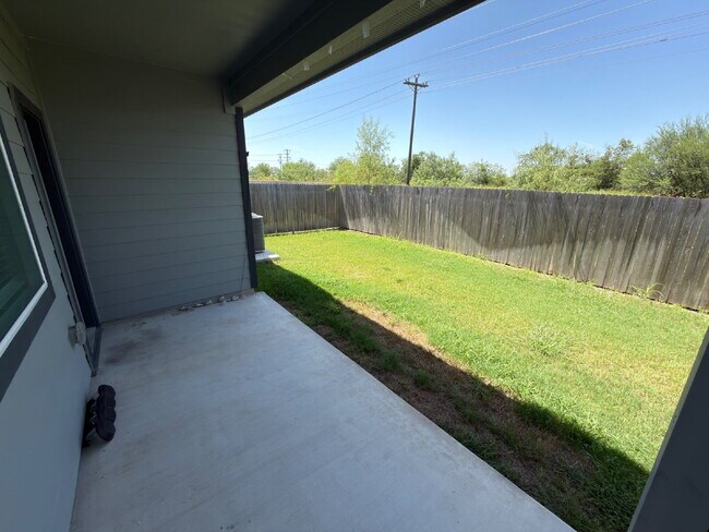 Building Photo - 3 bedroom 2 bath 2 car garage, fridge, washer & dryer in Millbrook Park.
