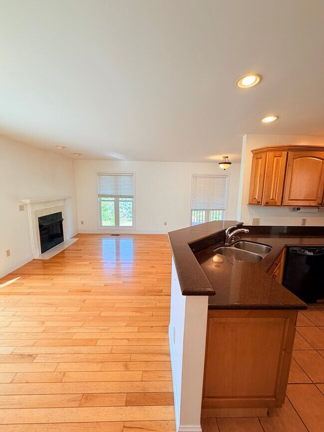 Building Photo - Spacious 3 Bed, 3.5 Bath Home - Convenient Mars Hill Location