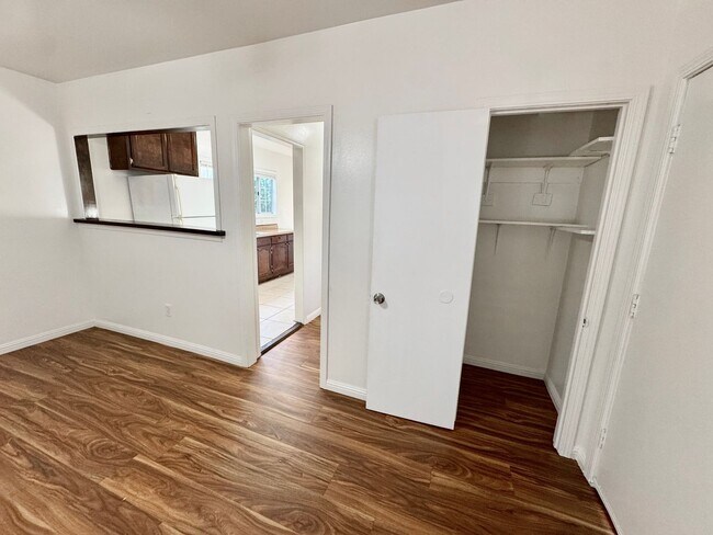 Building Photo - 5223 De Longpre Ave