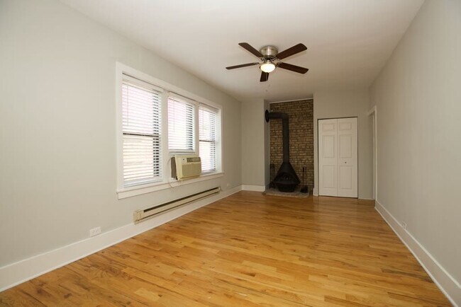 Building Photo - 3722 N Pine Grove Ave