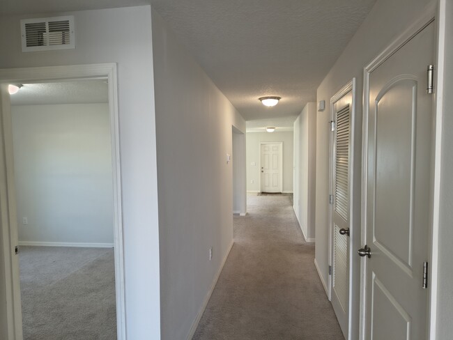 Building Photo - 275 Hyacinth Ct