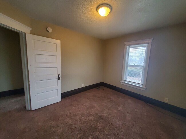 Building Photo - FOR RENT- 327 Webster- HUGE yard- pets ok!