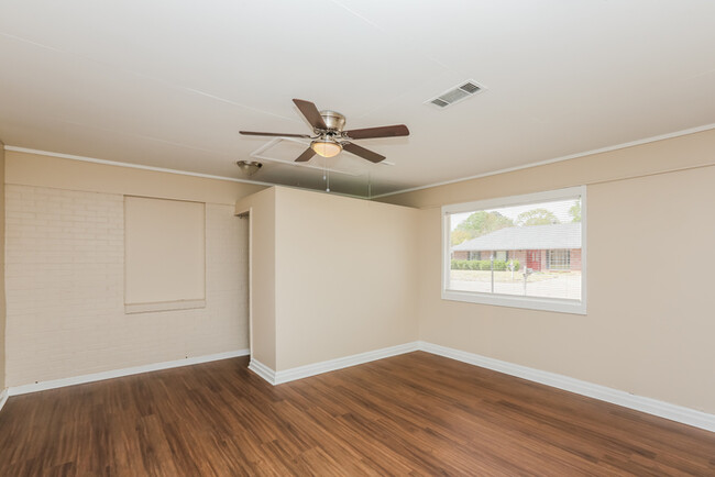 Building Photo - Charming Brick Home in Pearl