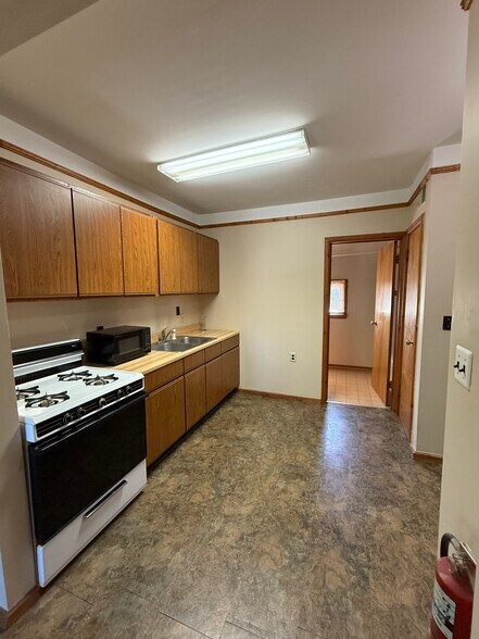 Building Photo - 466 Elm St