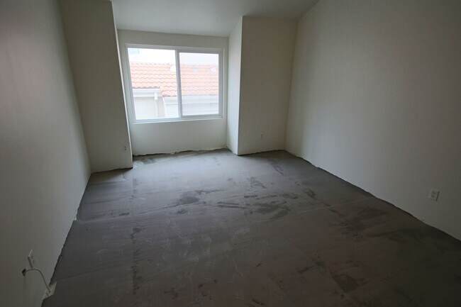 Building Photo - Completely Remodeled 3br Townhome in UTC