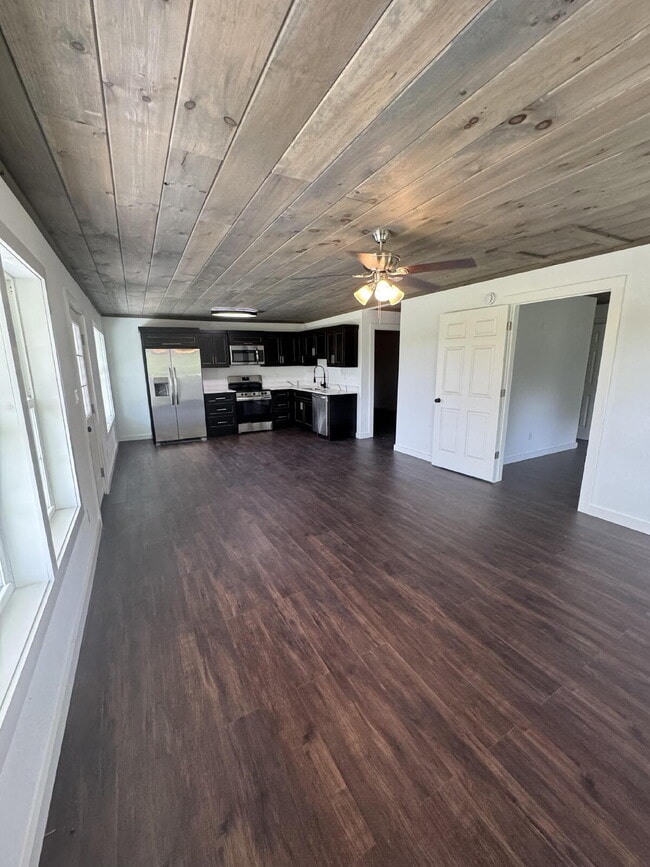 Building Photo - "Charming 2-Bedroom Duplex Retreat on Everett Road Unit B – 2 Full Baths and 1155 Sq Ft of Comfor...