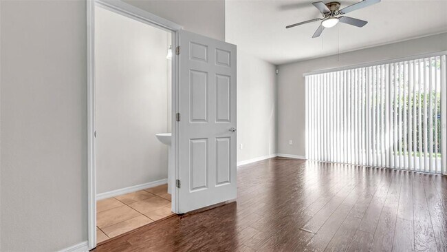 Building Photo - 9153 Hillcroft Dr