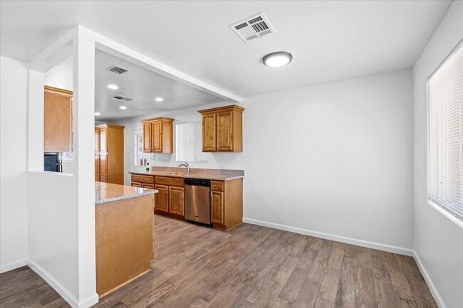 Building Photo - 528 W 18th St