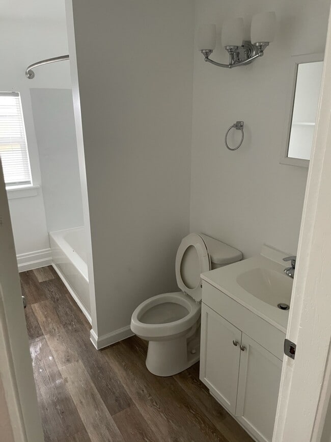 Building Photo - 779 Seymour Ave