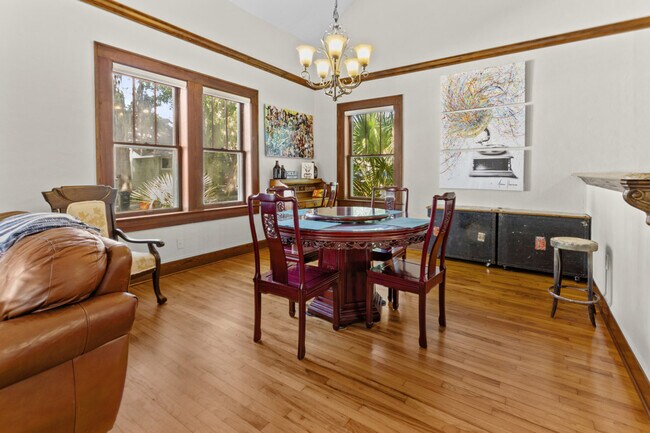 Building Photo - 204 NE 3rd Ave