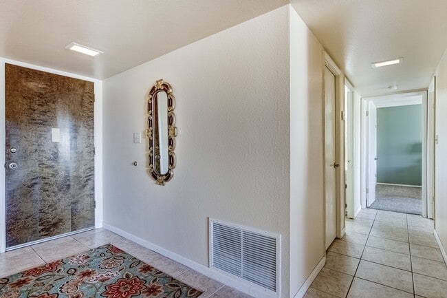 Building Photo - Old Town Scottsdale Condo with a View! Furnished