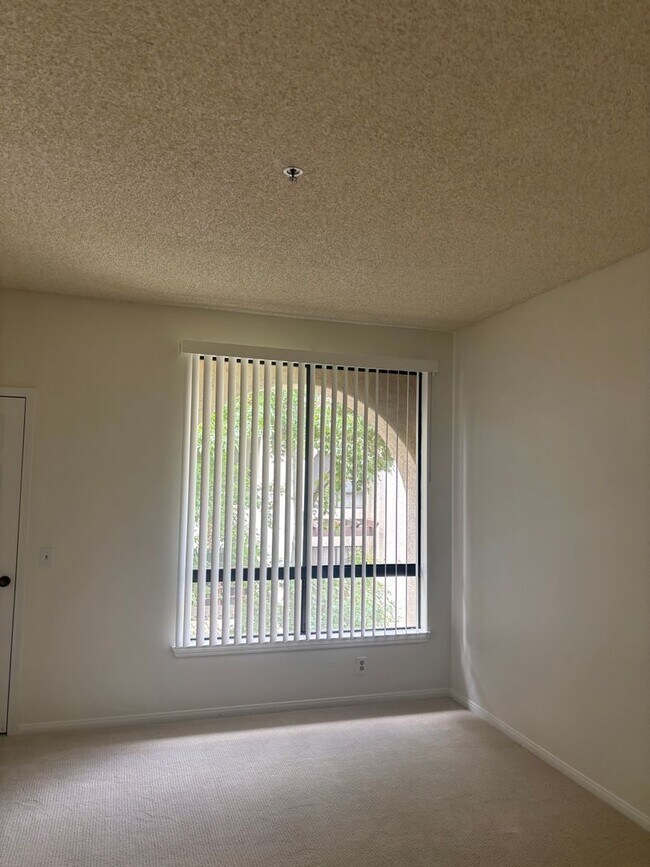 Building Photo - Resort Like Living 2 Master Suites Condo F...