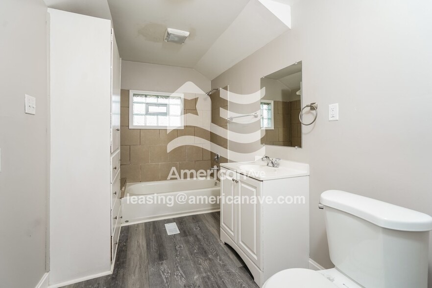 Building Photo - 1704 Flett Ave