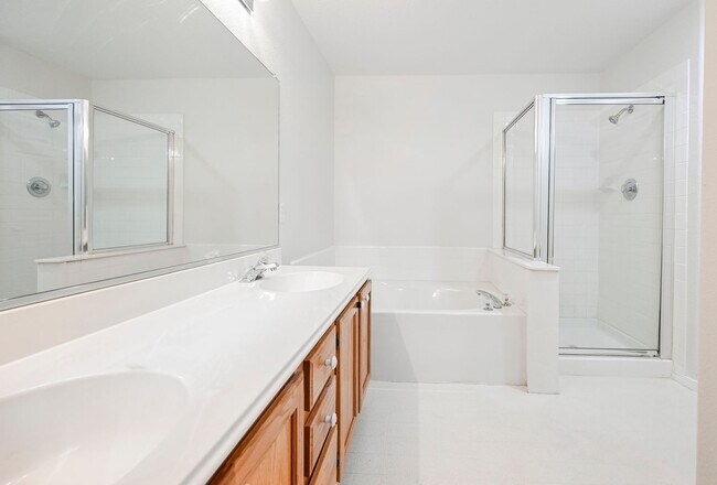 Building Photo - Gated Community townhome, with private garage