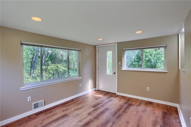 Building Photo - 194 Woodridge Dr