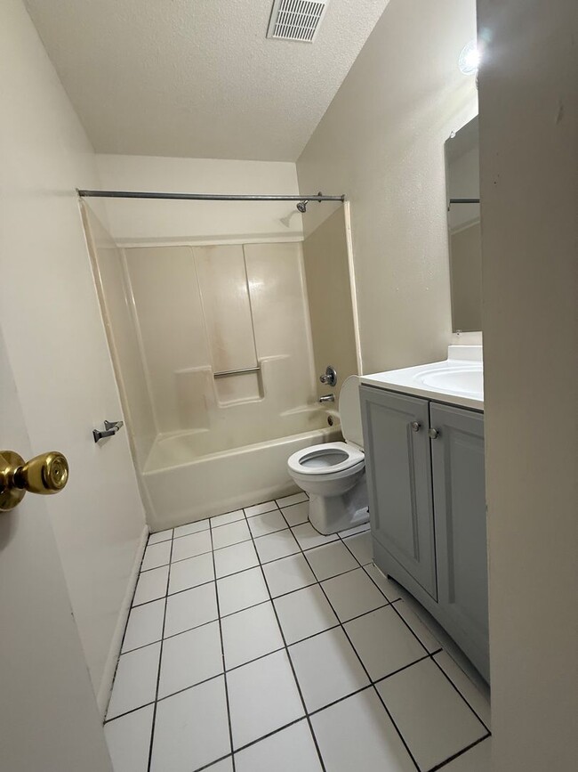 Building Photo - New Listing!