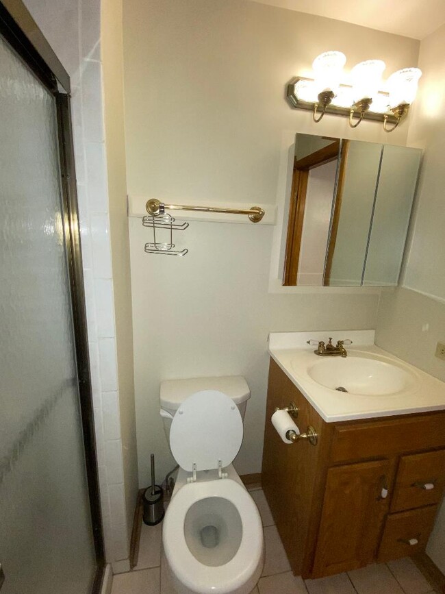 Ensuite - 627 N Northwest Hwy