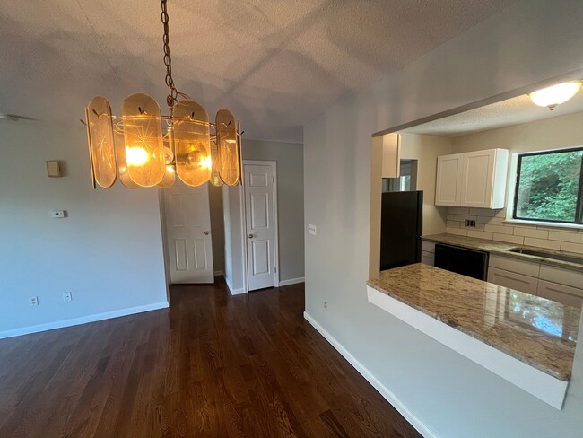 Building Photo - 2 Bed/ 1 Bath- Renovated Duplex Condo W/ G...