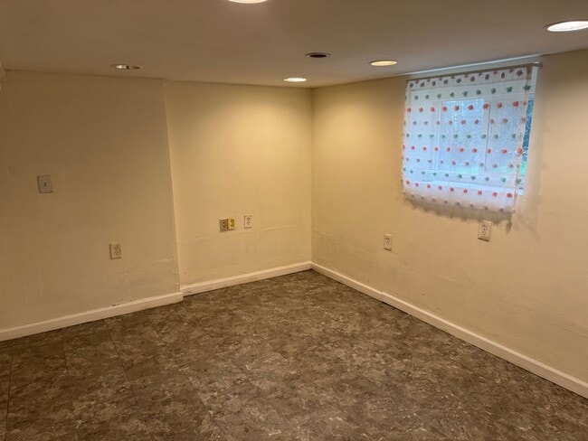 Building Photo - Cozy 2BR, 1BA Single Family Home 2CG