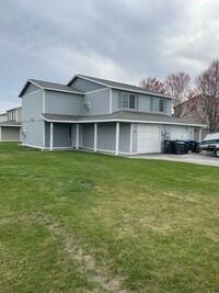 Building Photo - Remodeled 3 Bedroom 2.5 Bath Duplex!!